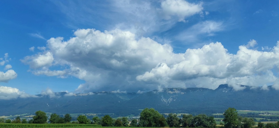 Wat wolken boven de bergen in Zwitserland bij 27 graden 