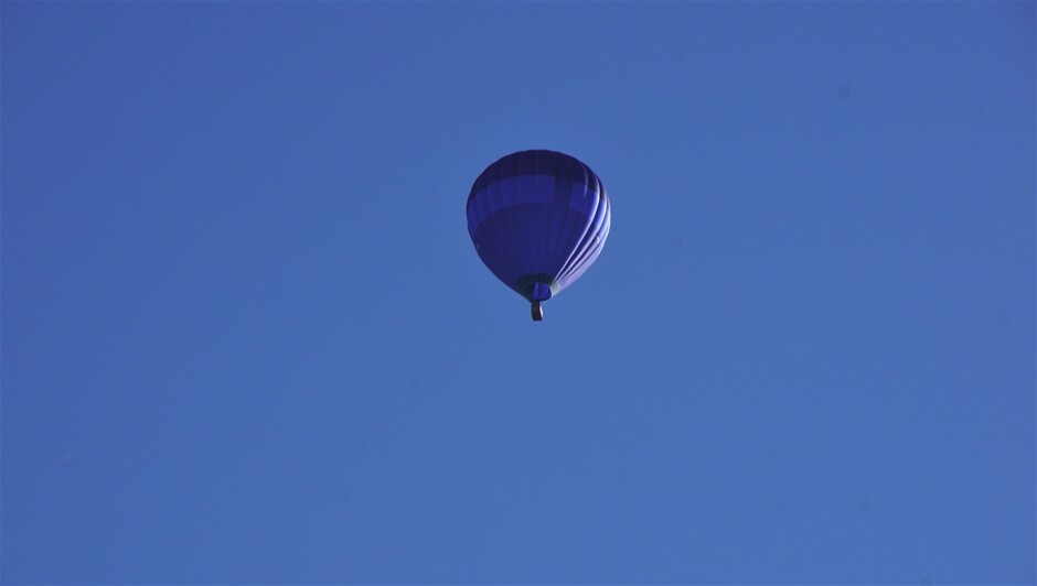 volop zon en strak  blauwe lucht vanmorgen met luchtballon  08.07 uur 20 gr