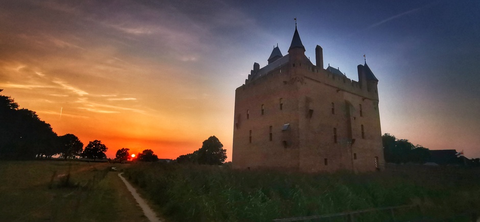 Gekleurde zonsondergang bij kasteel Doornenburg 