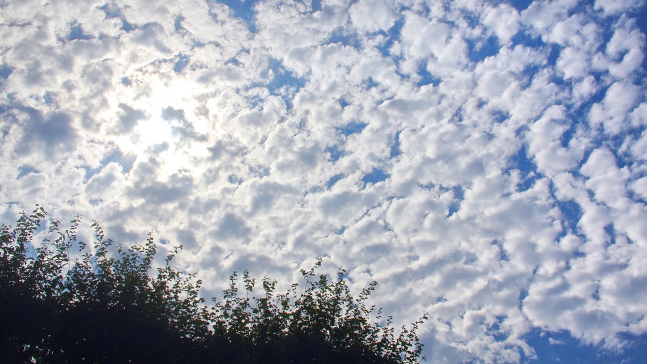 Grillig wolkenpatroon rond het middaguur