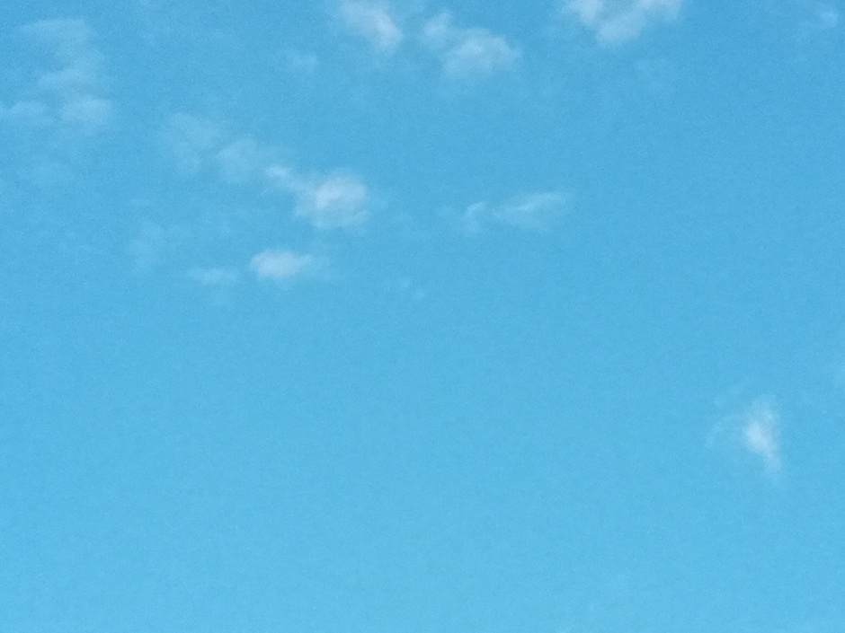 Blauwe-lucht met kleine wolkjes.
