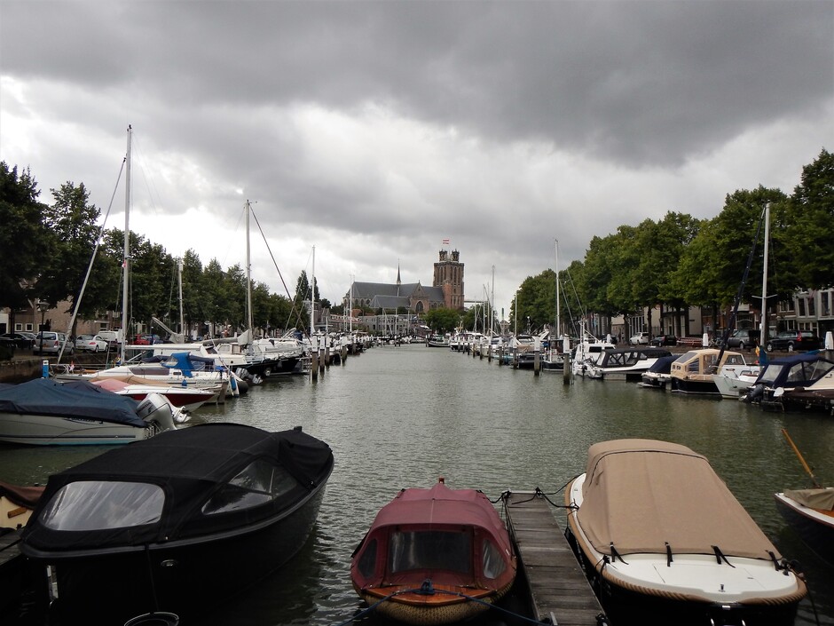 Donkere wolken boven Dordrecht