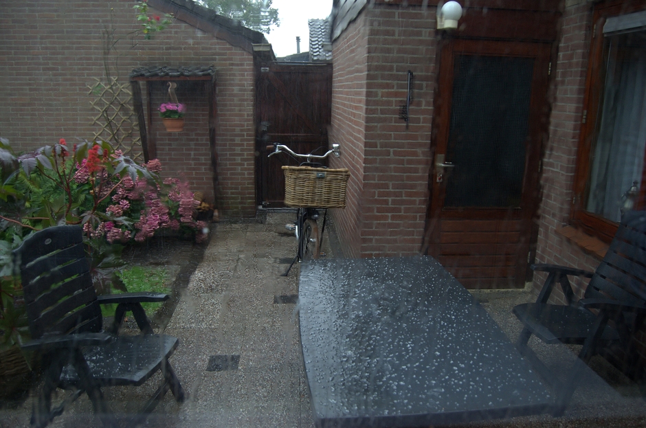 Regen met hagel met onweer vanmiddag in Gouda!