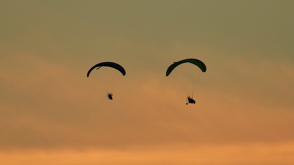 Paragliders  vlak voor zonsondergang 