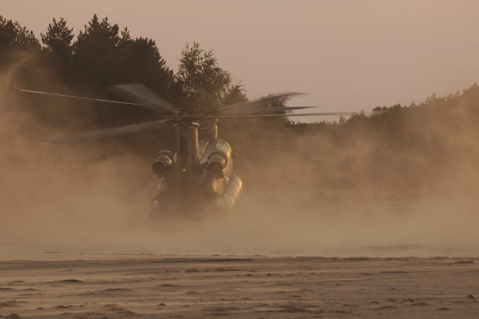 20200907 Chinook helicopters van de Koninklijke Luchtmacht tijdens een avond oefening nabij Oirschot