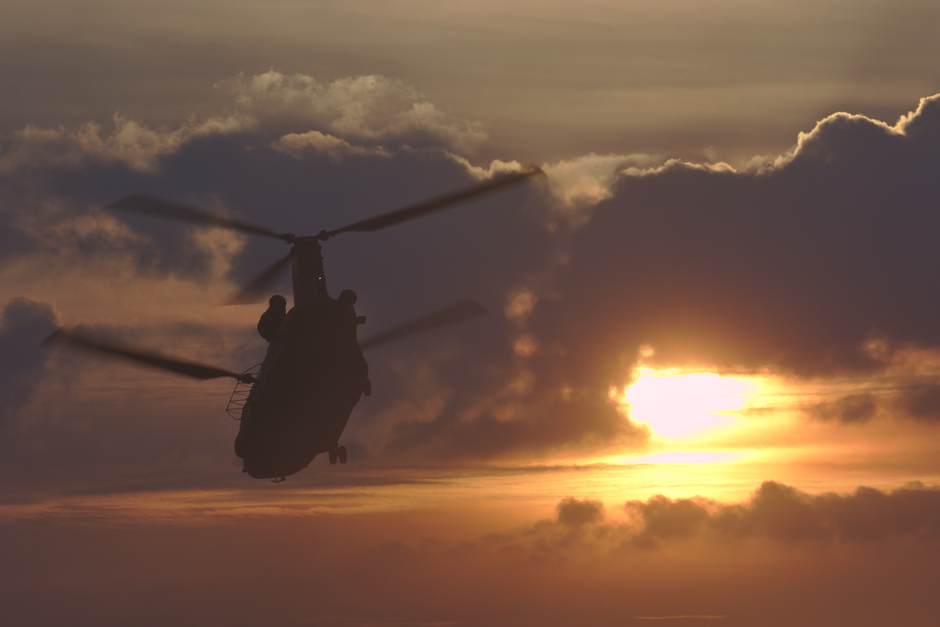 20200907 Chinook helicopters van de Koninklijke Luchtmacht tijdens een avond oefening nabij Oirschot