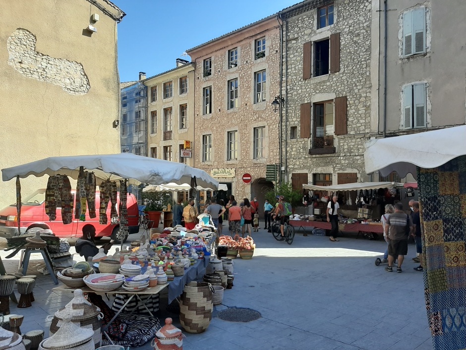 Gezellige markt in de Franse dorpje Saillans 