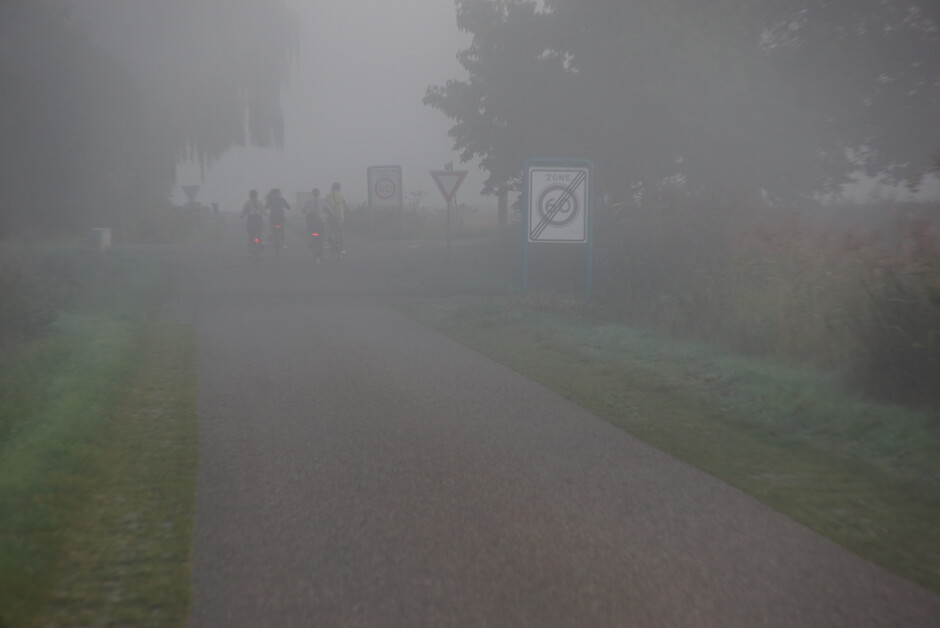 op weg naar school in de mist  14 gr 07.46 uur