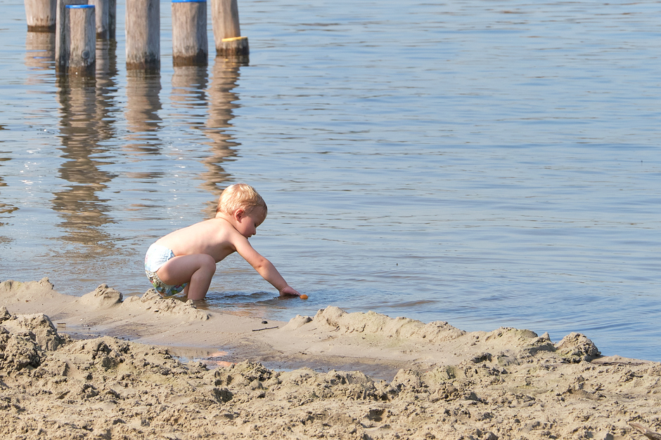 Heerlijk spelen in het zand aan het water. Prima afkoelen zo ook voor de kleine mensen.