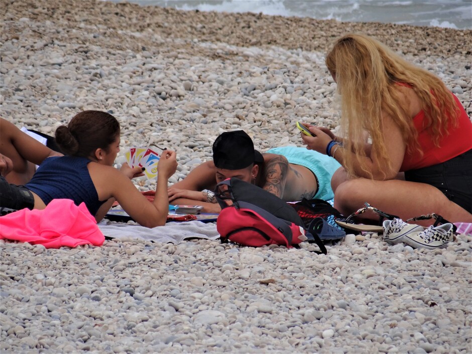 Kaartje leggen  op het strand met vrienden in Altea.