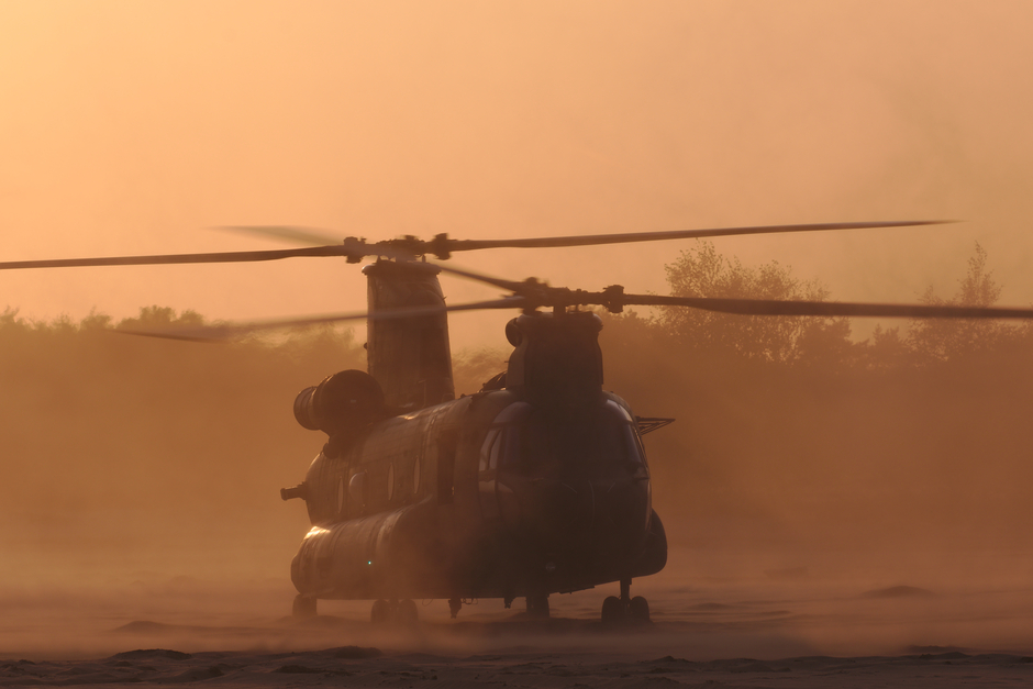 20200917 Avondlanding van Chinook helikopters van de Koninklijke Luchtmacht op de hei nabij Oirschot