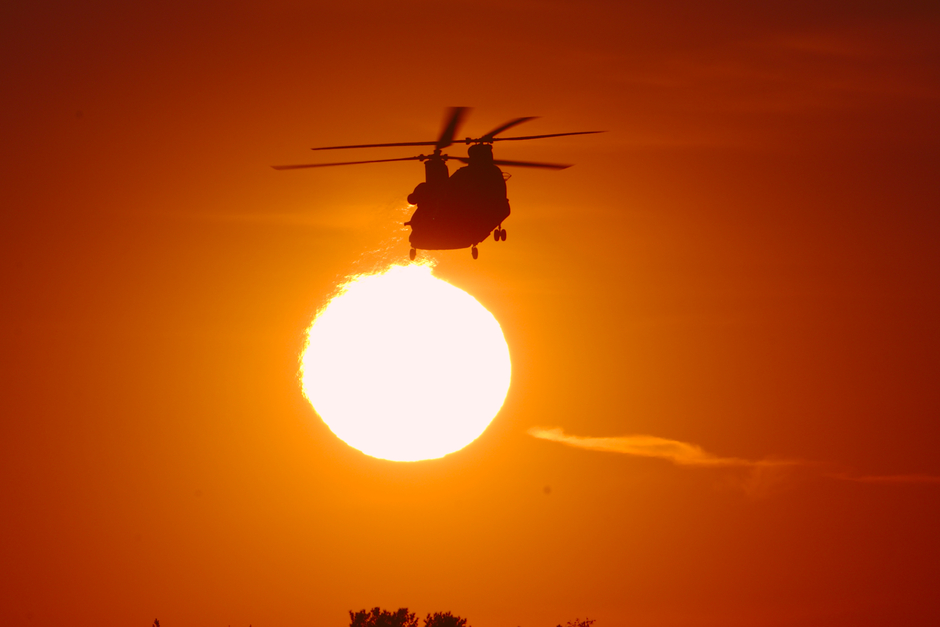 20200917 Avondlanding van Chinook helikopters van de Koninklijke Luchtmacht op de hei nabij Oirschot, met een 'brown-out' door het opwaaiende zand