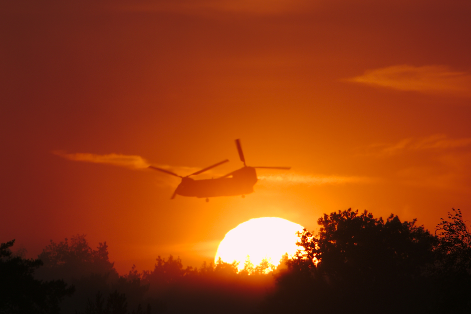 20200917 Avondlanding van Chinook helikopters van de Koninklijke Luchtmacht op de hei nabij Oirschot, met een 'brown-out' door het opwaaiende zand