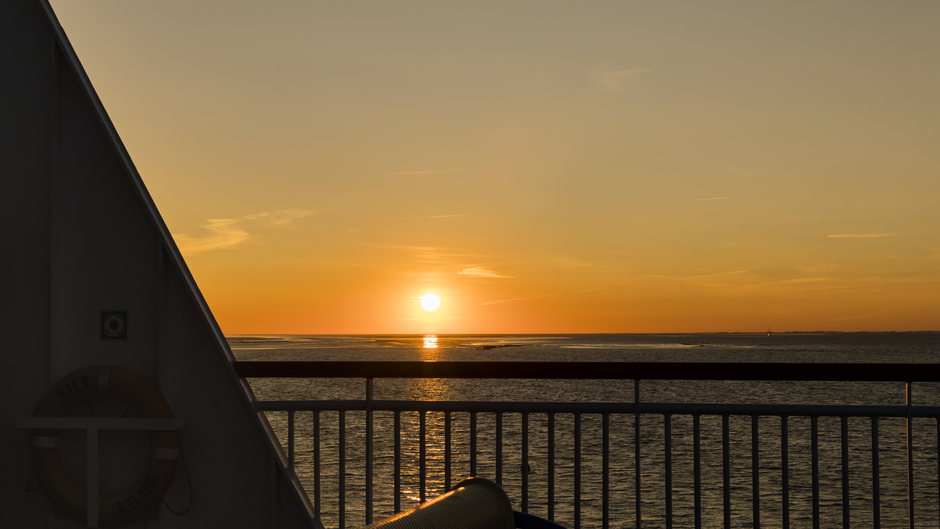 zonsopkomst op de veerboot