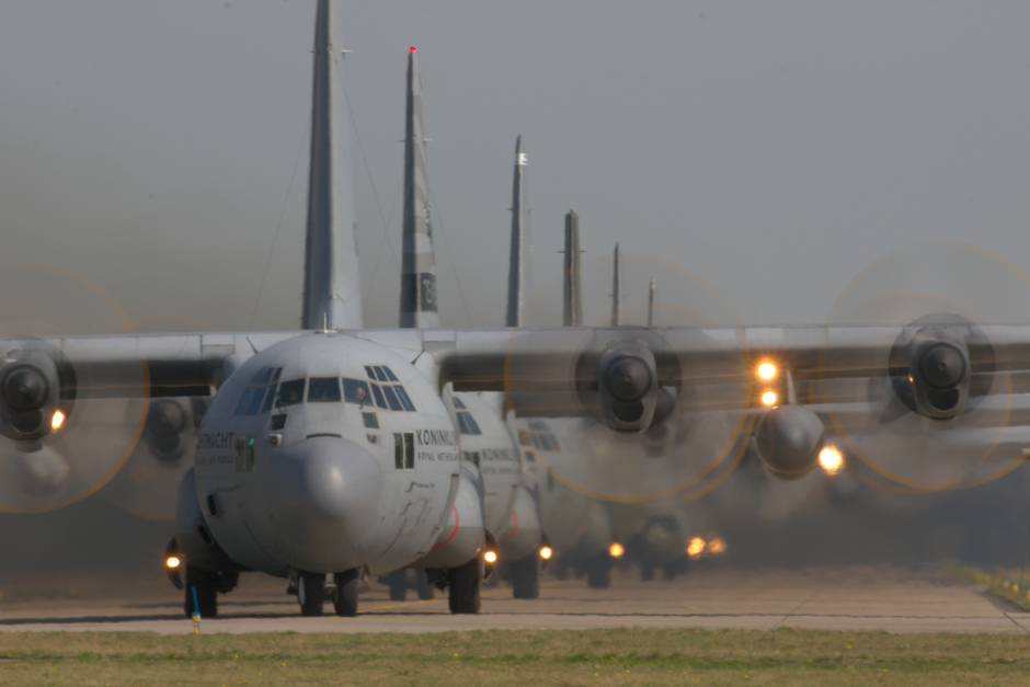 20200918 De FalconLeap oefening op vlb Eindhoven, bracht 1 Nederlandse C-130 Hercules, 1 Duitse C-160 Transall en 3 Amerikaanse C-130 Hercules samen voor een paradropping boven het midden van het land