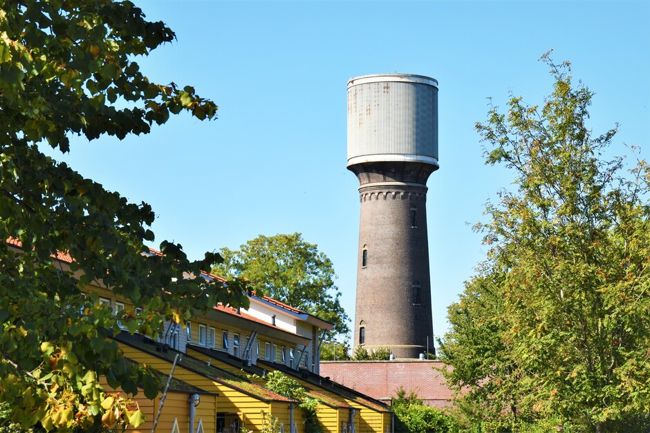 Zon, blauwe lucht, een mooie dag bij de Watertoren van Culemborg