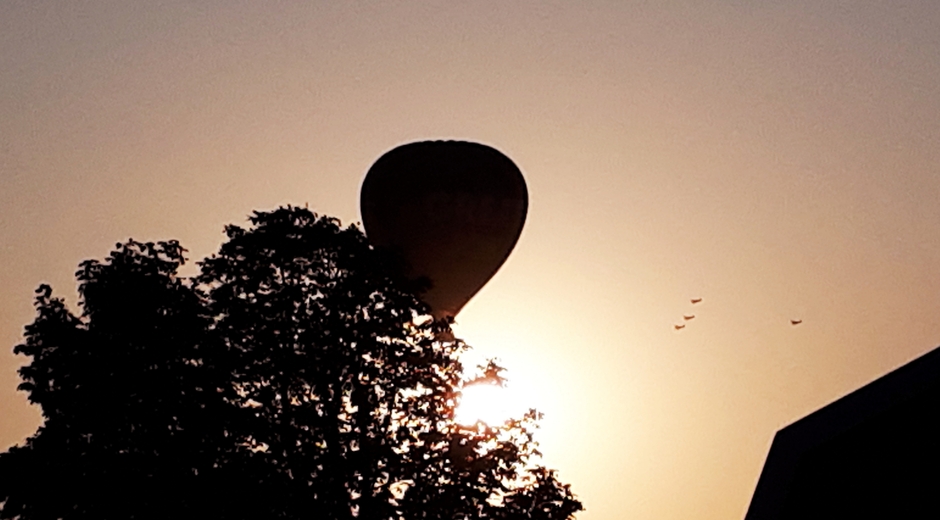 Luchtballon en ondergaande zon 