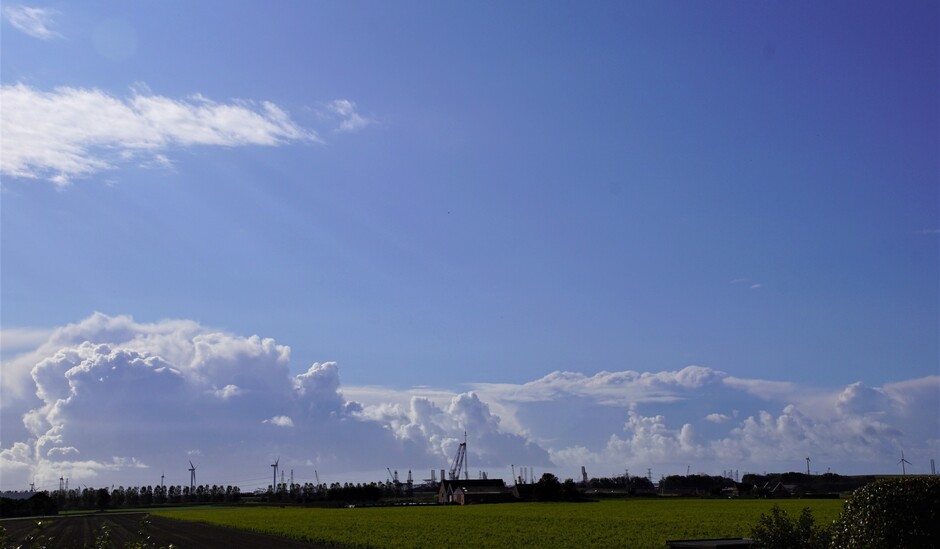 na 72 mm regen zon en blauw met wolken 15 gr 16.00 uur