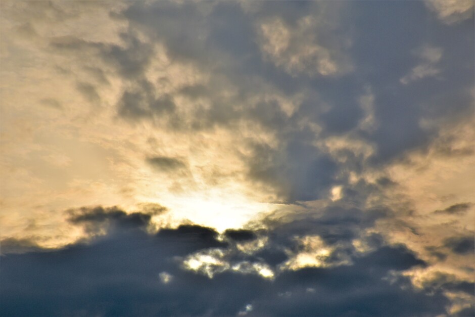 Toch nog een beetje zon tussen de donkere regenwolken door vanmorgen in Beusichem