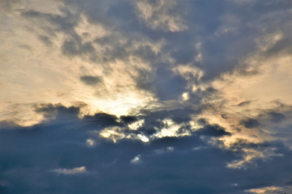 Toch nog een beetje zon tussen de donkere regenwolken door vanmorgen in Beusichem