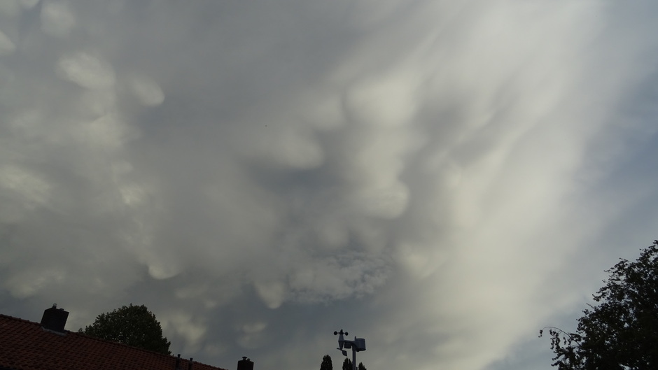Mammatus wolken vanavond boven Heerenveen 