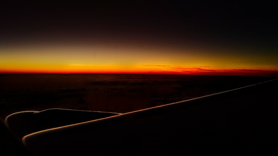 De zon vanuit het vliegtuig op weg naar Porto