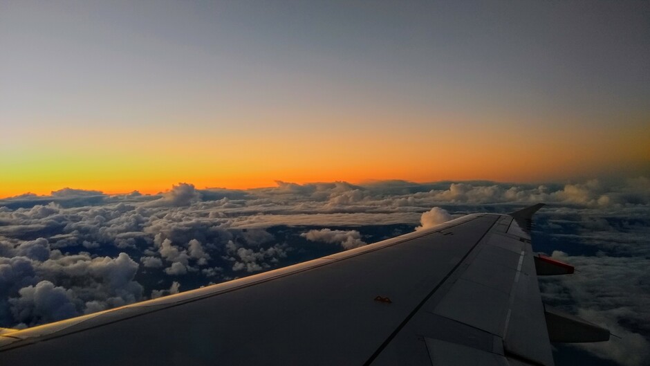 Zon en wolken vanuit het vliegtuig