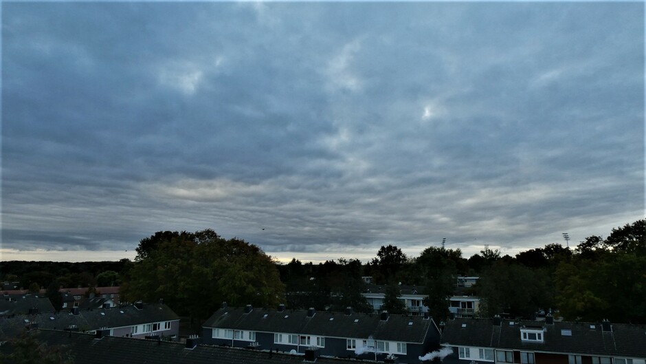 een flink wolkenpak deze ochtend te waalwijk