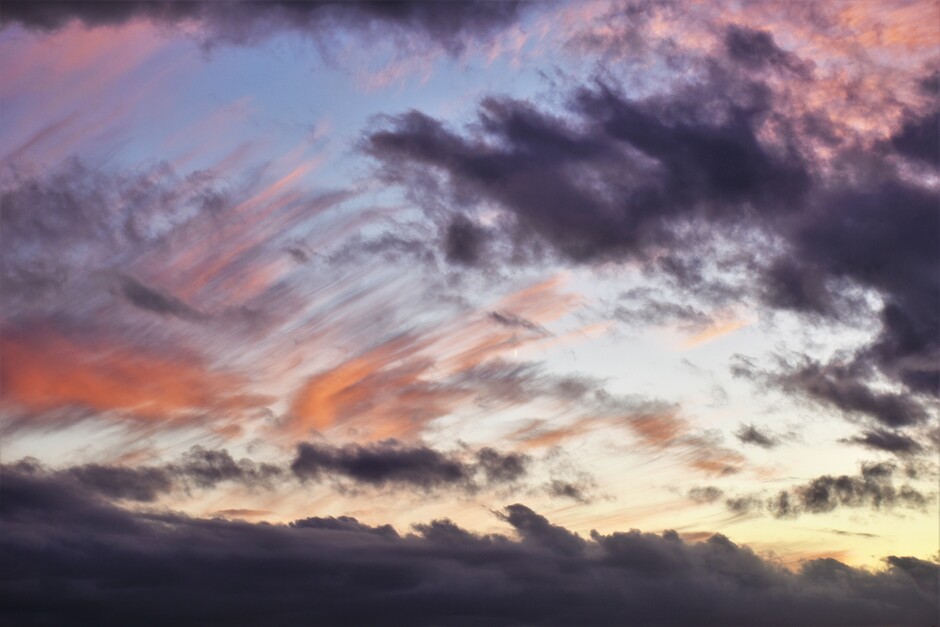 Indrukwekkende wolkenluchten vanavond tijdens zonsondergang