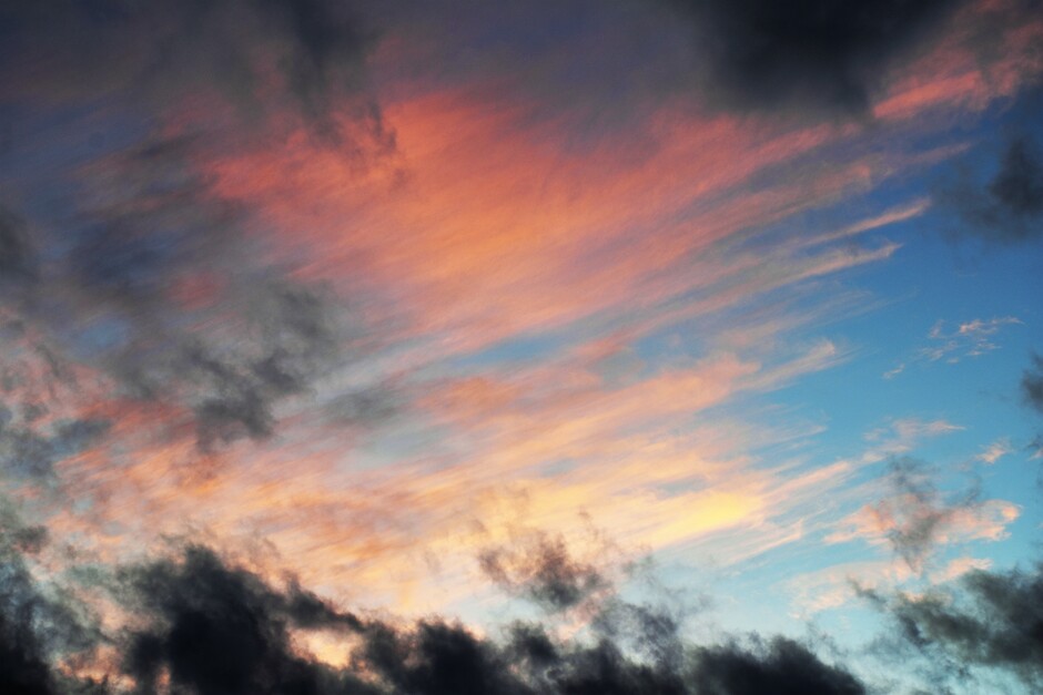 Indrukwekkende wolkenluchten vanavond tijdens zonsondergang