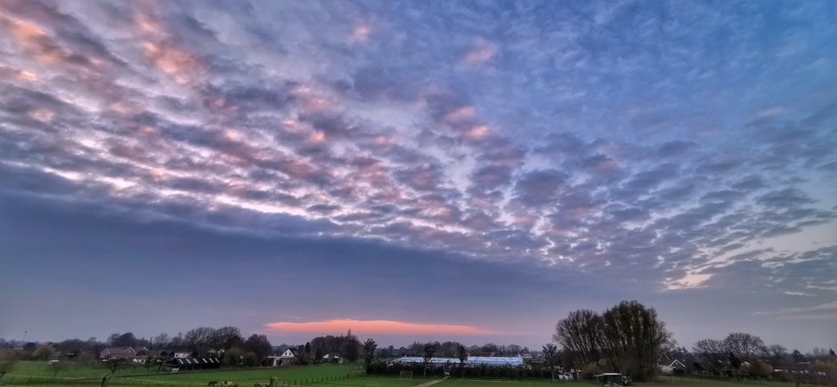 Wolken en kleuren bij zonsondergang 