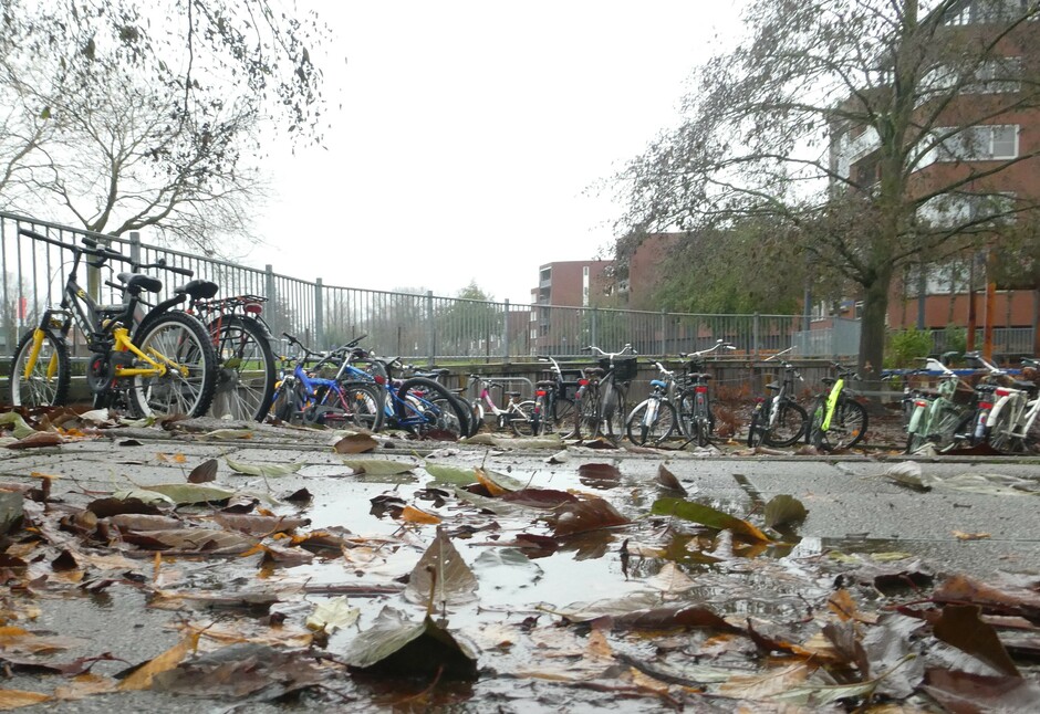Ondanks regen toch nog kinderen op de fiets.