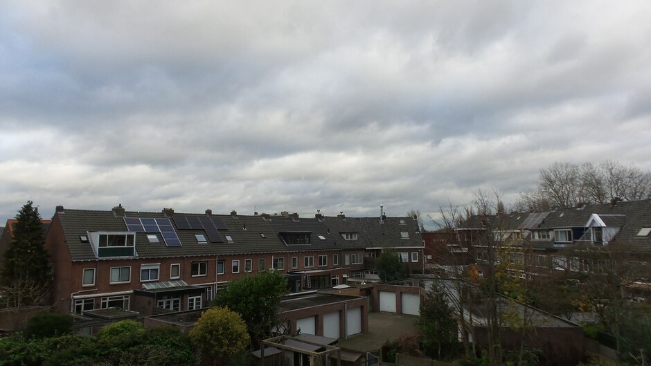 Zwaar bewolkt, droog, koude wind en 7 graden rond 10.30 uur in Breda.