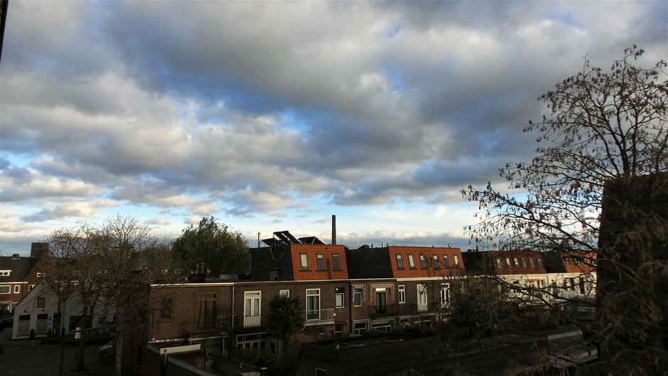 Mooie bewolking en toen ..., kwam de zon er weer bij in Breda !!
