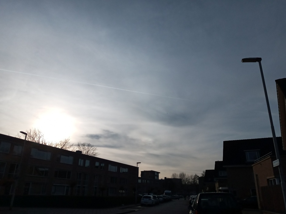 Foto gemaakt door Kalil Nieuw in Rotterdam. Ook sluierwolken maar ook zon.