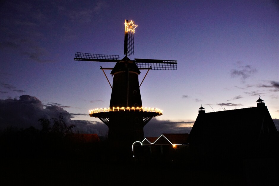 donkere dagen voor kerst verlichte molen