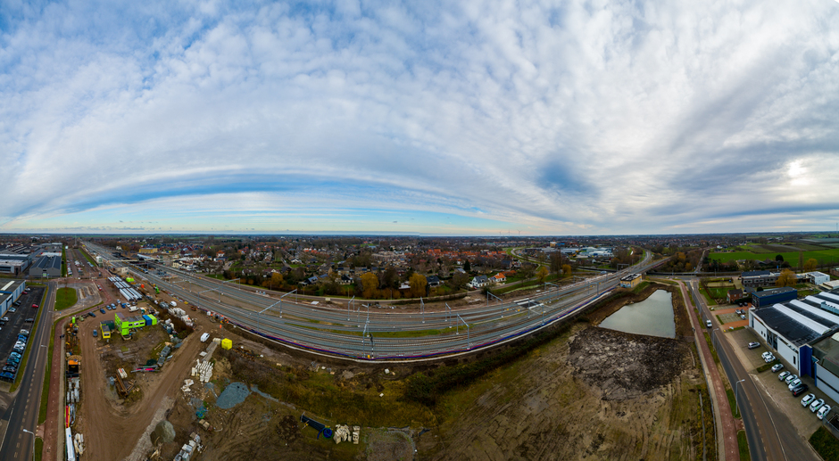 21 foto's stitchen tot één Panoramafoto, breed perspectief van bijzonder fraaie wolken in Geldermalsen 
