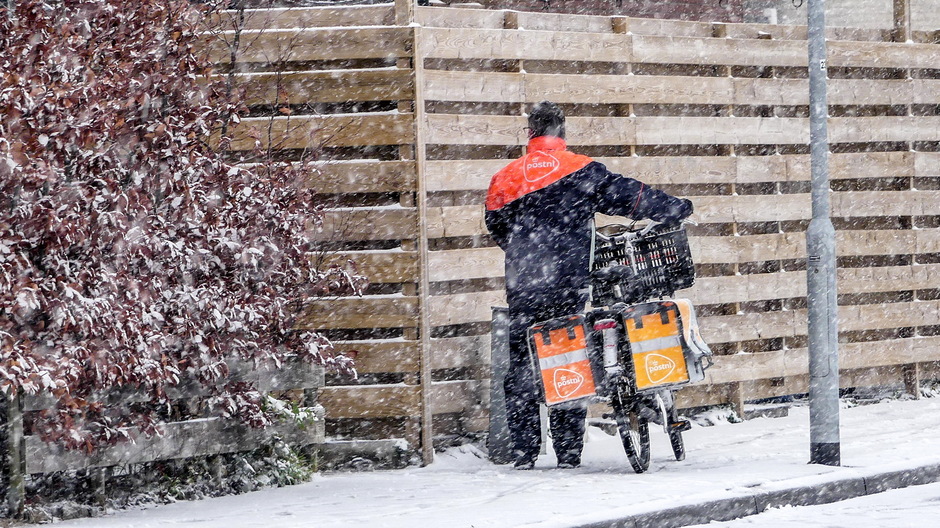 Postbode in de sneeuw