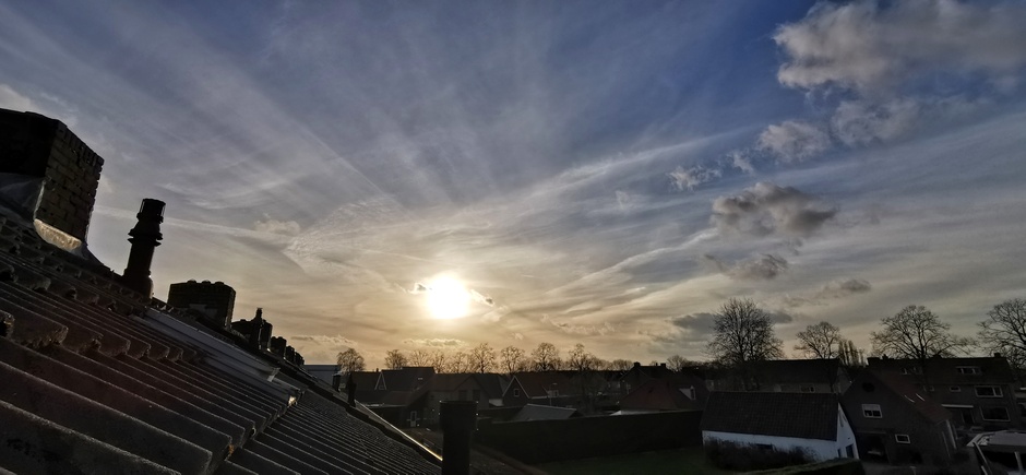 Luchtig bij zonsondergang boven Doornenburg