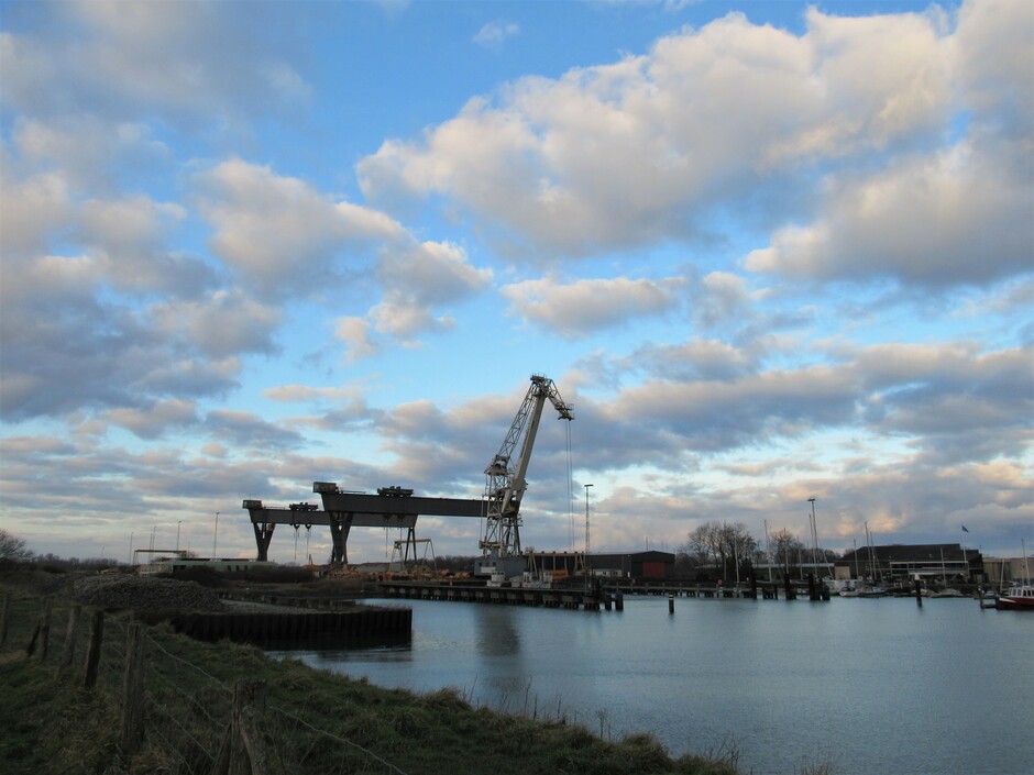 De werkhaven bij Kats, 2 portaalkranen die werden gebruikt bij de aanleg van de Zeelandbrug