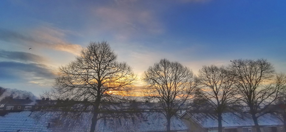 Kleurrijk bij zonsopkomst en witte daken 