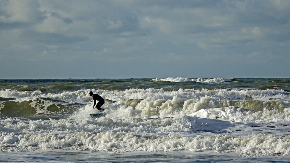 Surfer op de golven