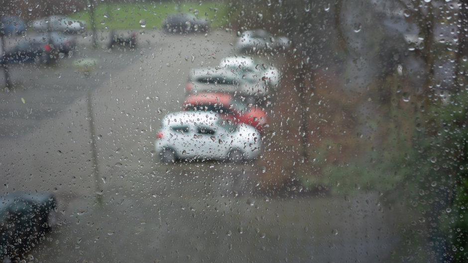 Regen tikt tegen het raam