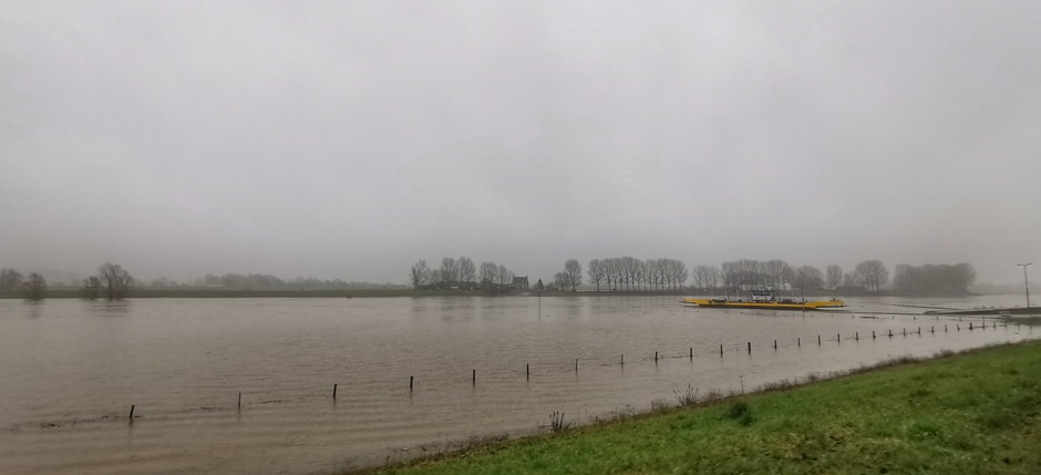 Hoog water bij veerpont Doornenburg Pannerden, de pont blijft nog in de vaart 