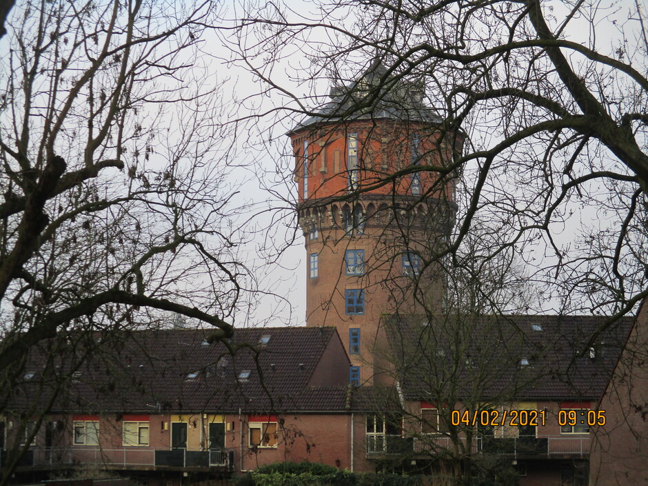 De oude watertoren afstekend tegen de grijze lucht
