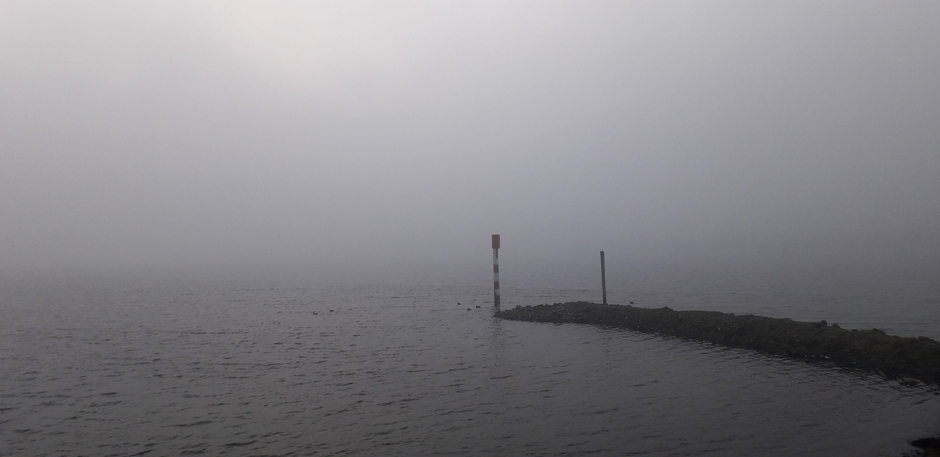 Dikke mist bij het Veerse-meer vanmorgen tijdens zonsopkomst, Geersdijk