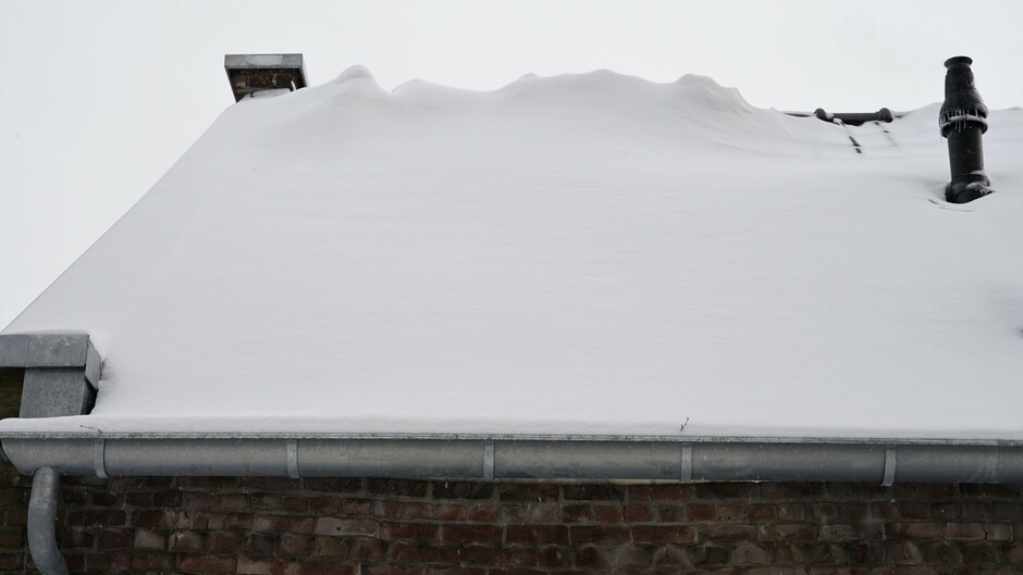 Sneeuwduin op dak