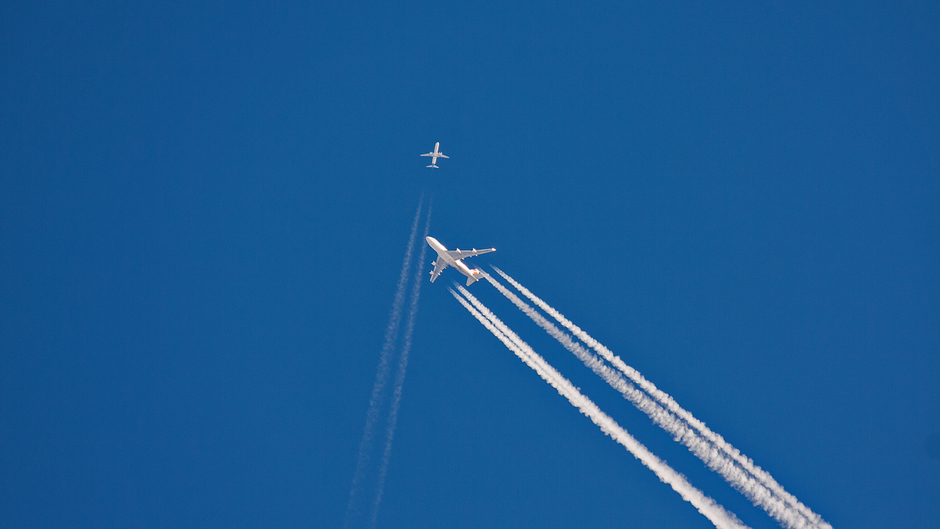 Kruisen van 2 vliegtuigen tijdens onbewolkt weer op 10 km hoogte
