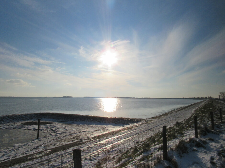 Zon aan de Oosterschelde gisteren, vandaag hopelijk weer hetzelfde, genieten van dit mooie winterweer!