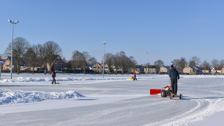 IJsbaan wordt sneeuwvrij gemaakt in Kampen
